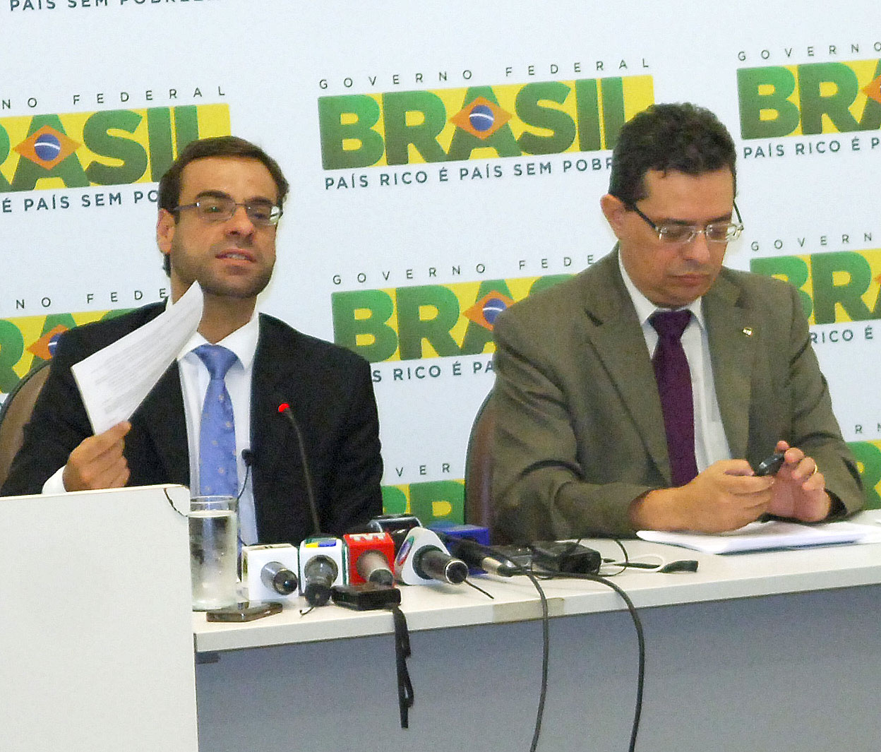 Ministro Brizola Neto e sec Manoel Mecias durante coletiva sobre nova portaria de procedimentos de registro sindical.